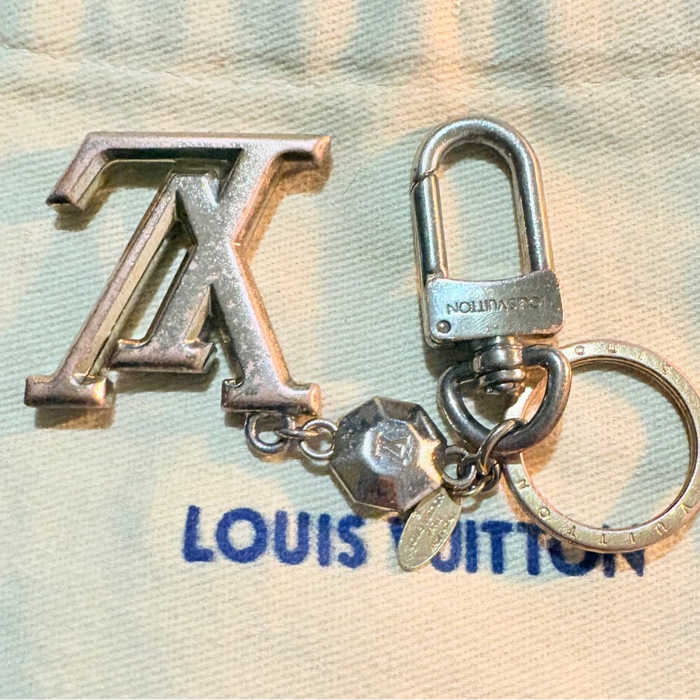 🔥SOLD🔥Going once, trice closet gets 50% off the bag!  LV Vintage Metallic Key H